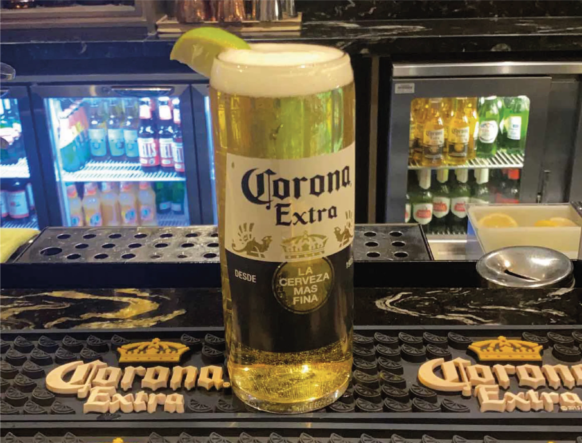 Corona parfaitement servie avec du citron vert