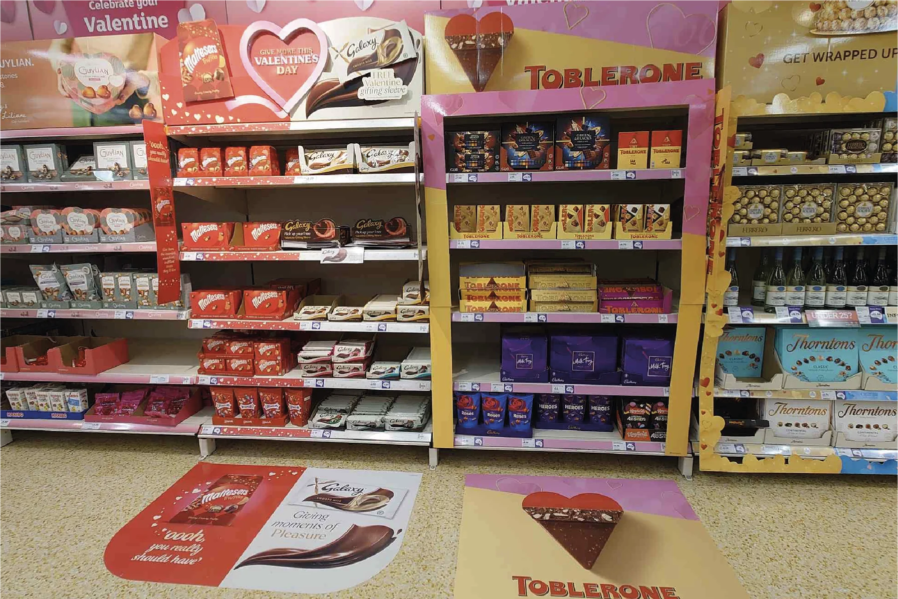 Promotion-Display im Geschäft auf Compliance geprüft