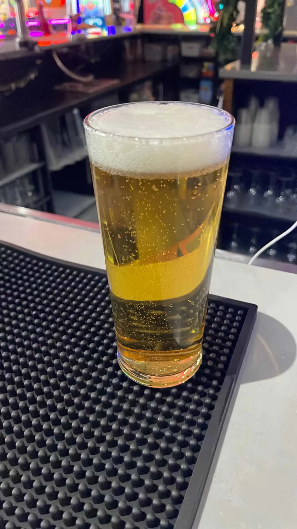 Beer served with no lime garnish at all, despite Corona Draught being the product ordered