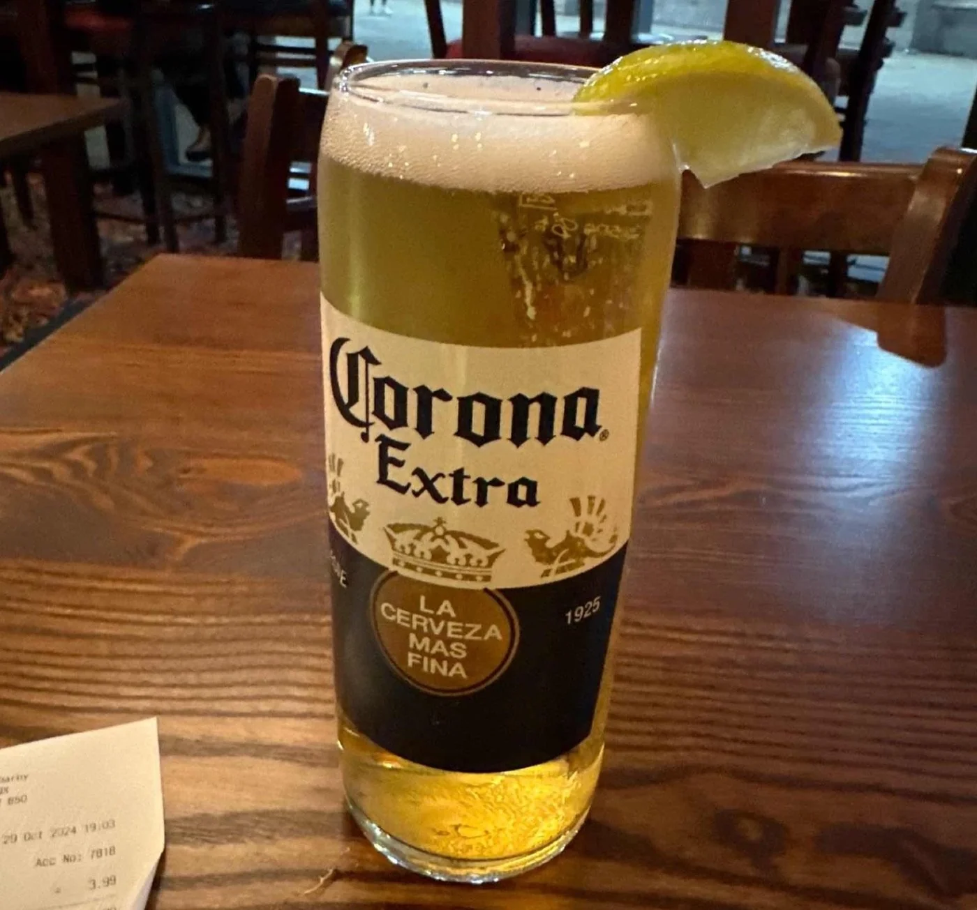 Una cerveza Corona servida en un bar