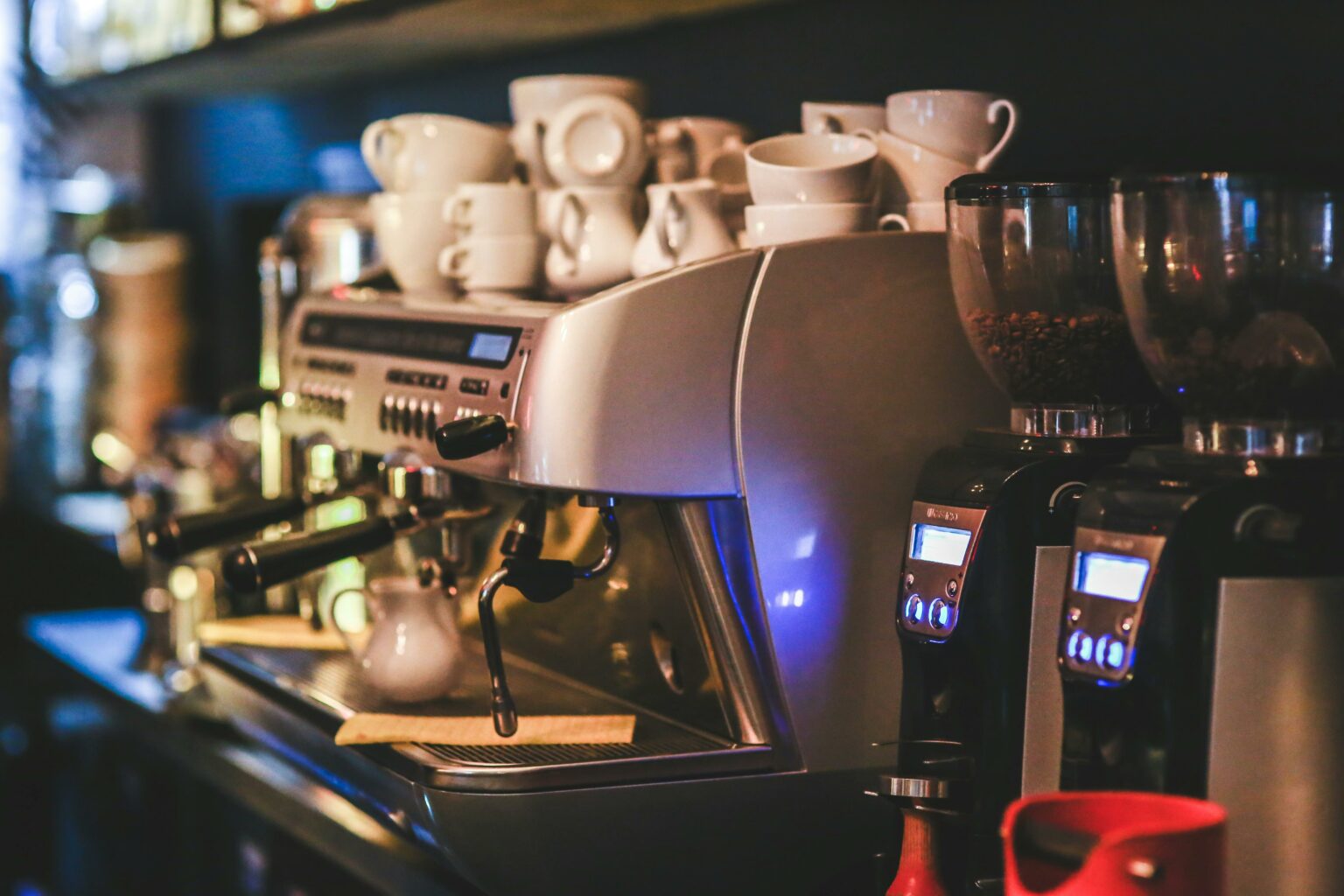 Foto de una máquina de café en un bar