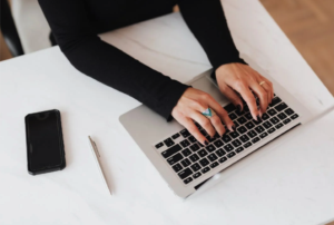 Bild eines Kunden, der eine Bewertung hinterlässt